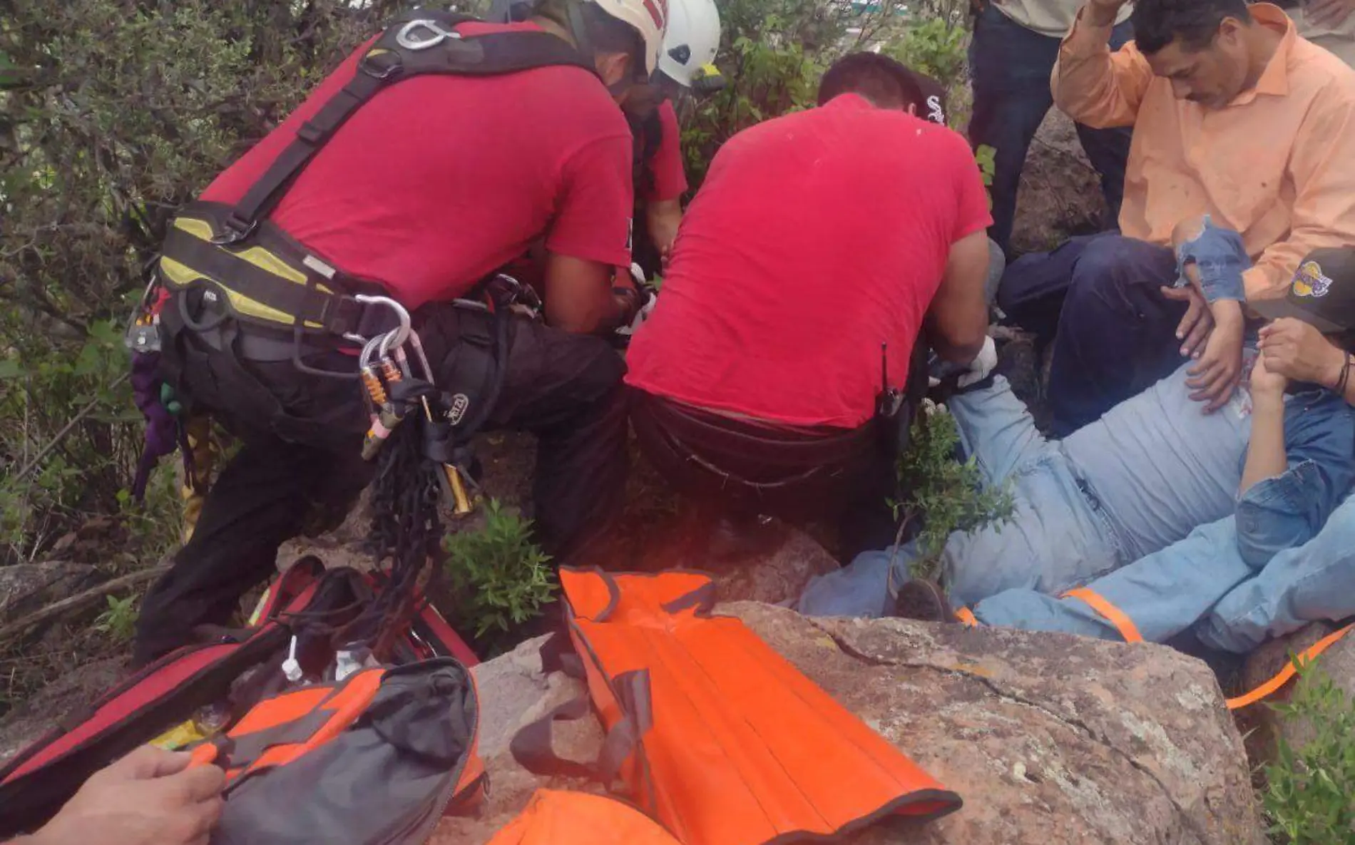 Rescatan a joven que cayó a peñasco en El Arenal, Durango